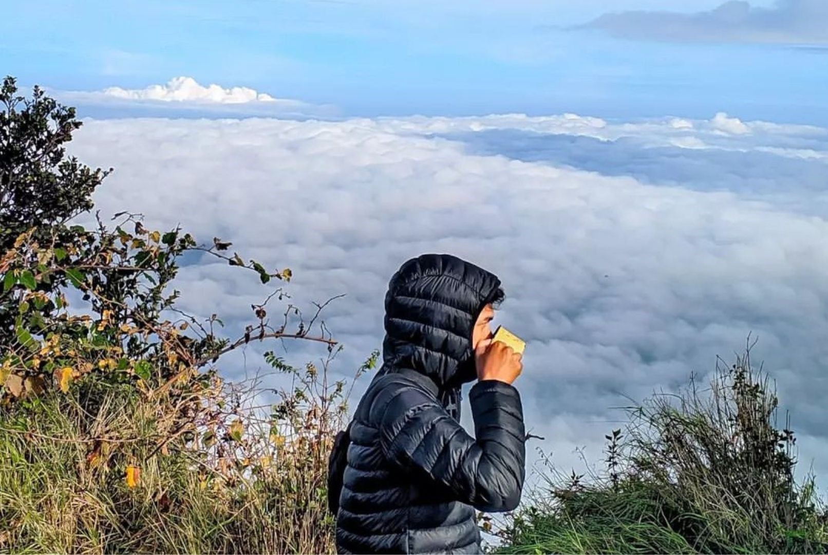 Pengunjung yang mengabadikan momen di puncak Gunung Cikuray. / Instagram / @ariqfauzannn