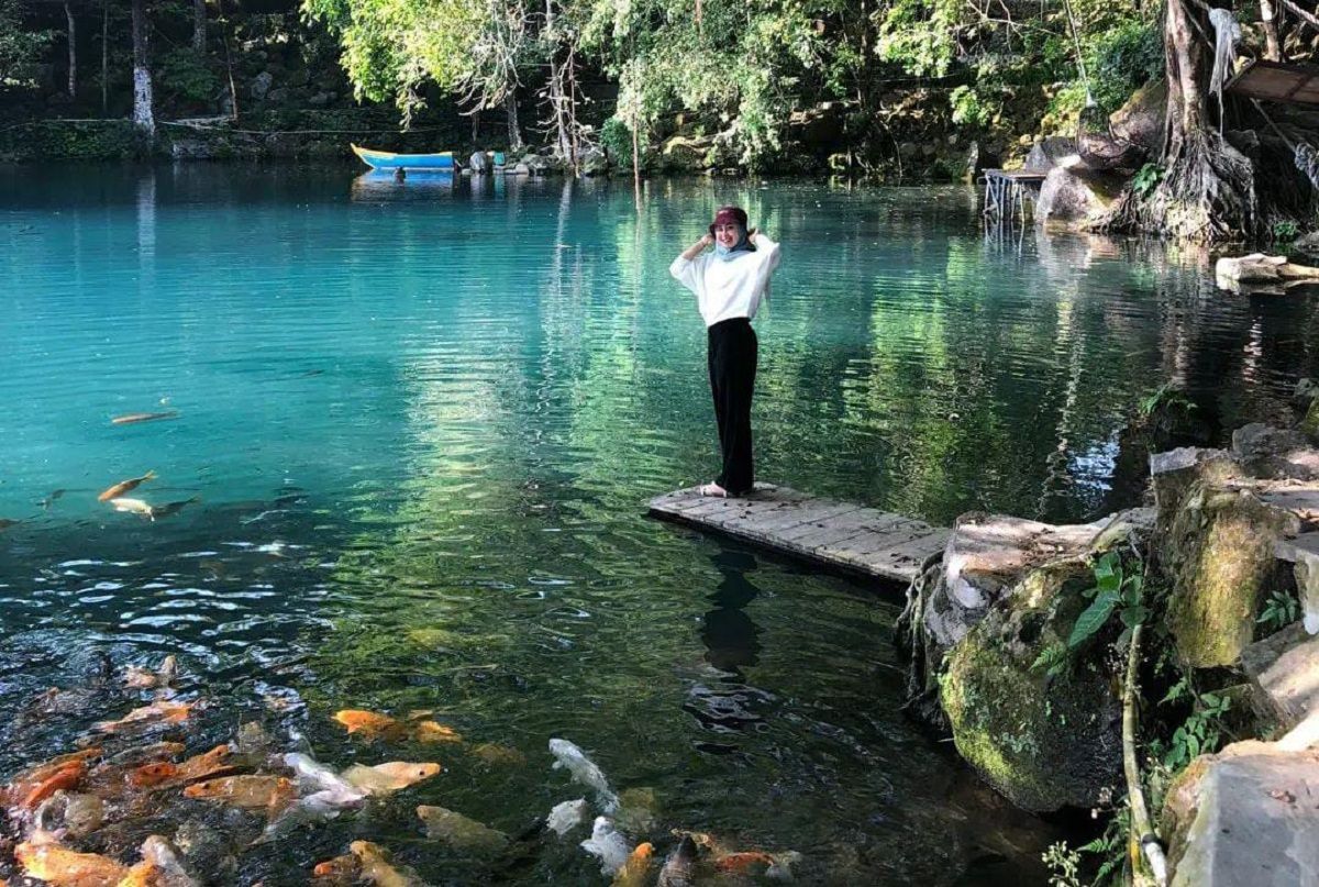 Telaga Biru Cicerem di Kuningan, menawarkan pesona alam yang memukau dengan ikan hias serta air danaunya berwarna biru