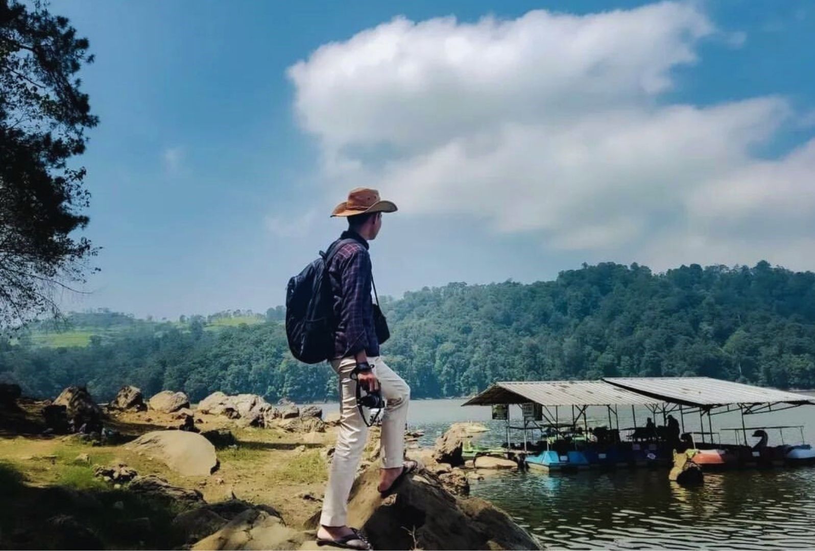 Seorang pengunjung sedang menikmati keindahan di Situ Patenggang. / Instagram / @wisatasitupatenggang