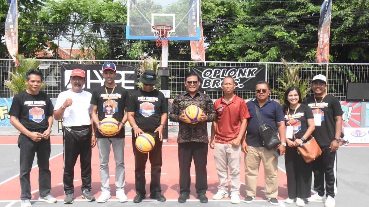 Sekretaris Daerah Kota Denpasar, Ida Bagus Alit Wiradana membuka secara resmi turnamen Panjer Basketball 3x3 Competition pada Sabtu 2 Maret 2024,