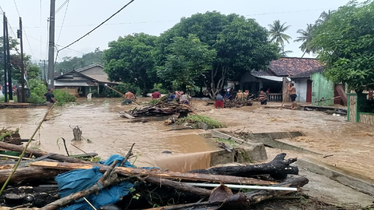 Banjir Desa Bunut, Kecamatan Wayratai, Kabupaten Pesawaran, Lampung akibat tanggul Sungai Cengkuang jebol