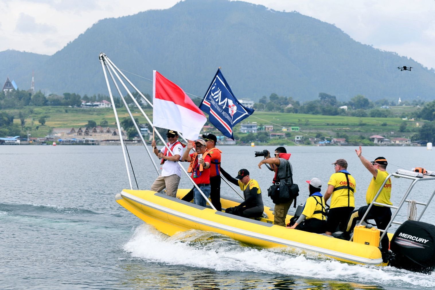 Pj. Gubernur Sumut Hassanudin memimpin Lap Parade Membuka Balapan Internasional F1 Powerboat yang diselenggarakan di Kota Balige, Kabupaten Toba, Sabtu (2/3/2024).