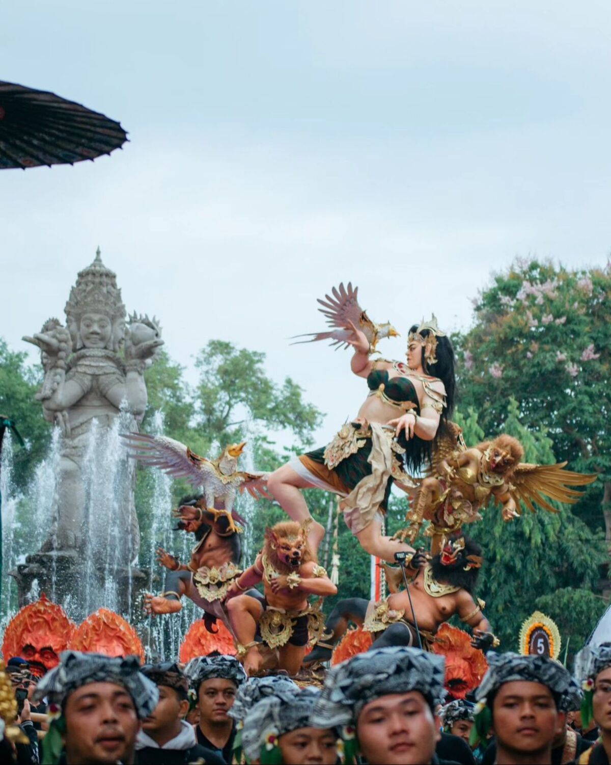 Atraksi parade Ogoh-Ogoh dalam Kesanga Festival 2024, di Kawasan Catus Pata Catur Muka Denpasar, Jumat (1/3/2024).~