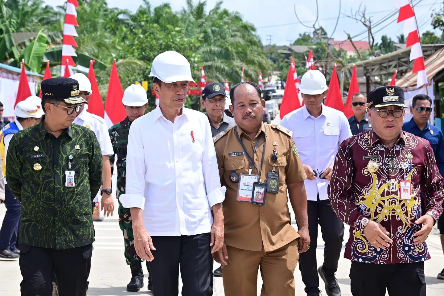 Presiden Joko Widodo meresmikan pelaksanaan Instruksi Presiden (Inpres) untuk pengembangan infrastruktur jalan di Provinsi Kalimantan Timur, Jumat, 1 Maret 2024.