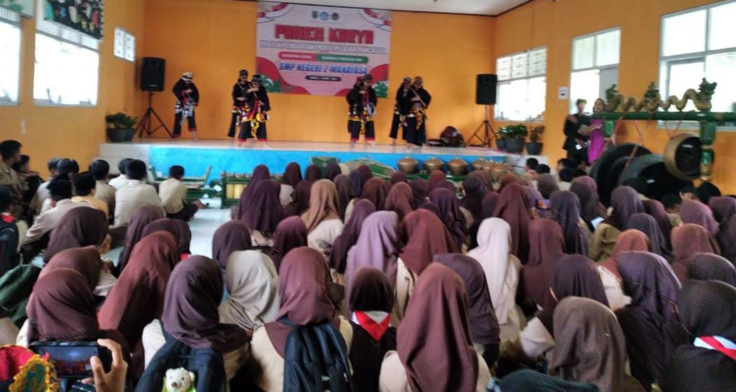 Seni Warok yang juga menarik siswa sekolah lain saat tampil di SMPN 2 Wanayasa Banjarnegara