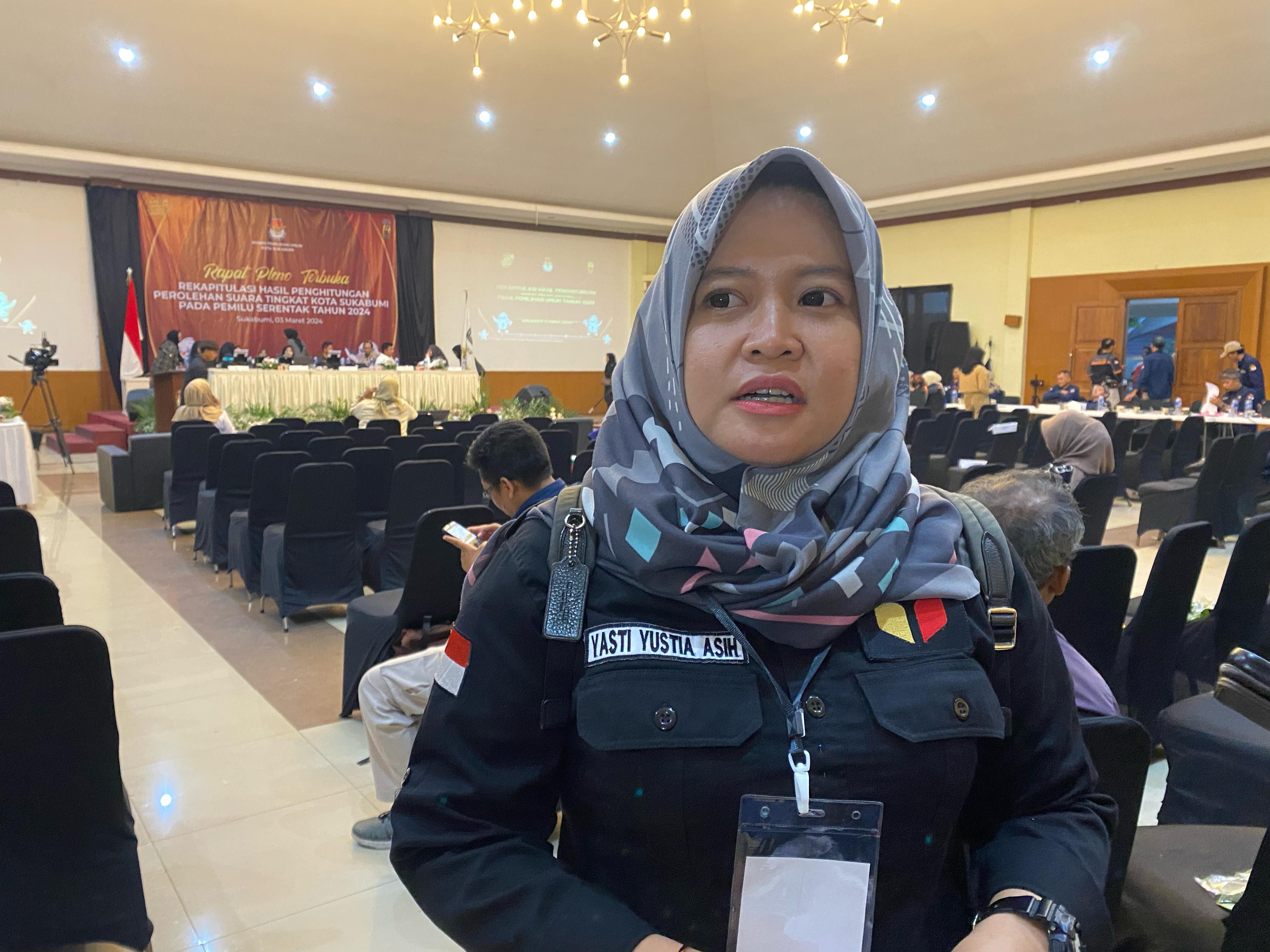 Ketua Bawaslu Kota Sukabumi Yasti Yustia Asih usai rapat pleno rekapitulasi suara Pilpres tingkat Kota Sukabumi, Minggu 3 Maret 2024.