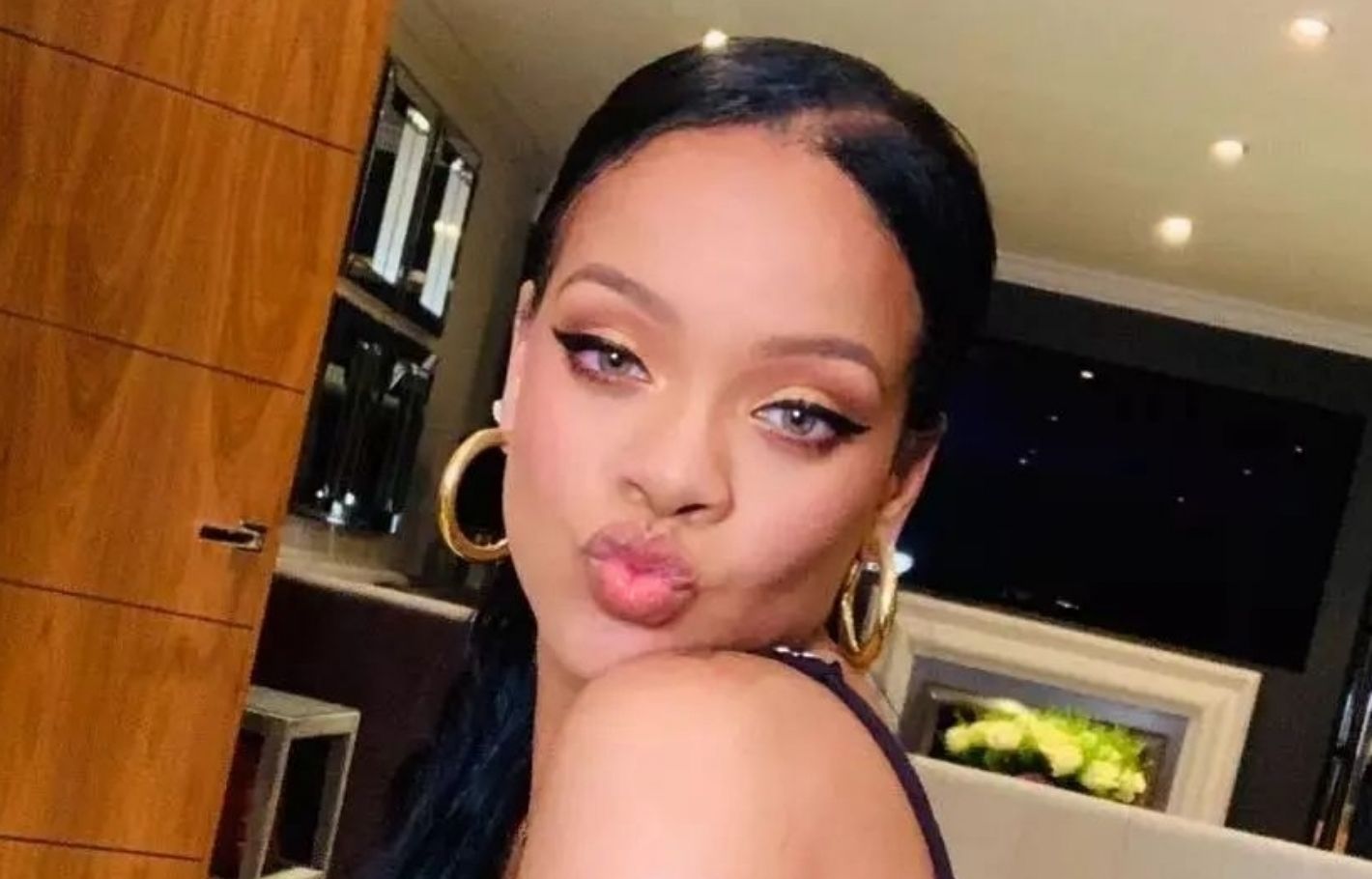 Rihanna termasuk yang diminta akun media sosialnya di blokir