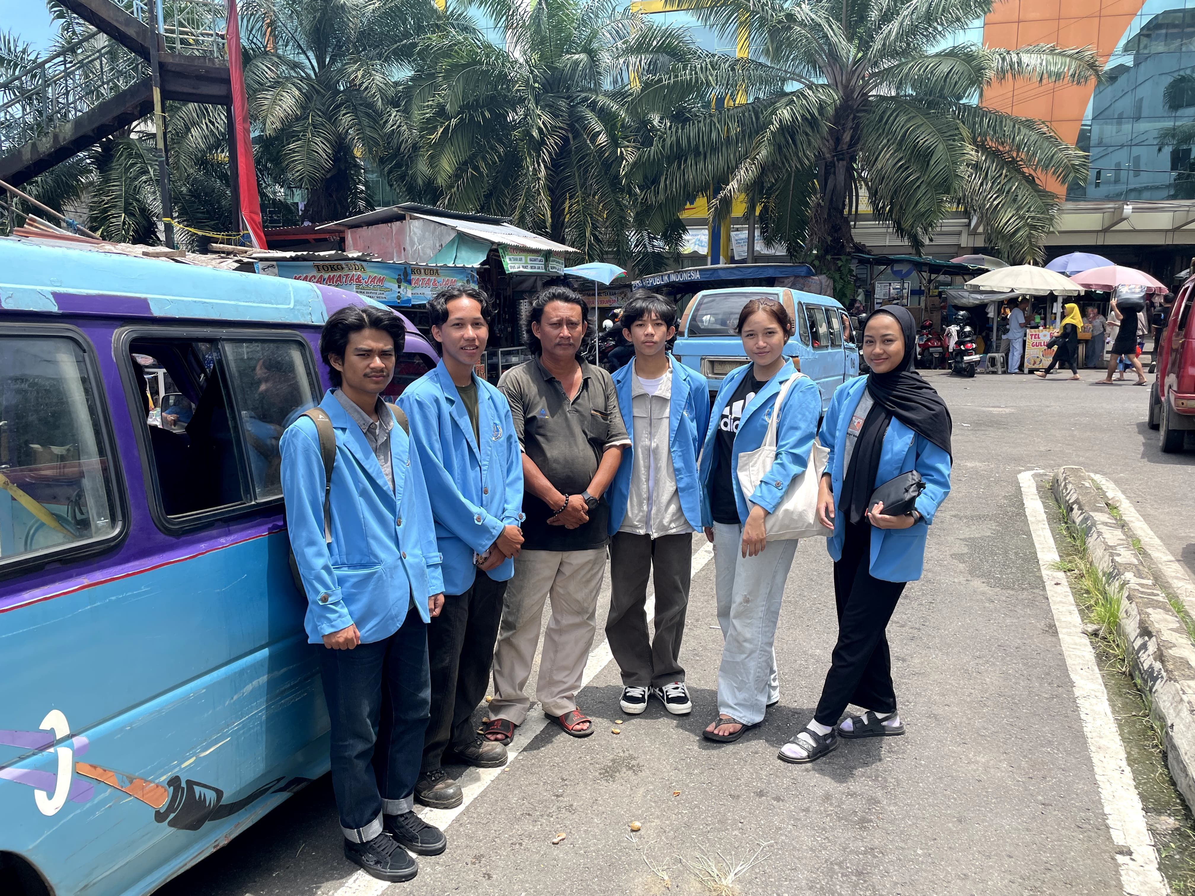 Bersama mahasiswa UBB dengan salah satu sopir angkot di Kota Pangkalpinang.