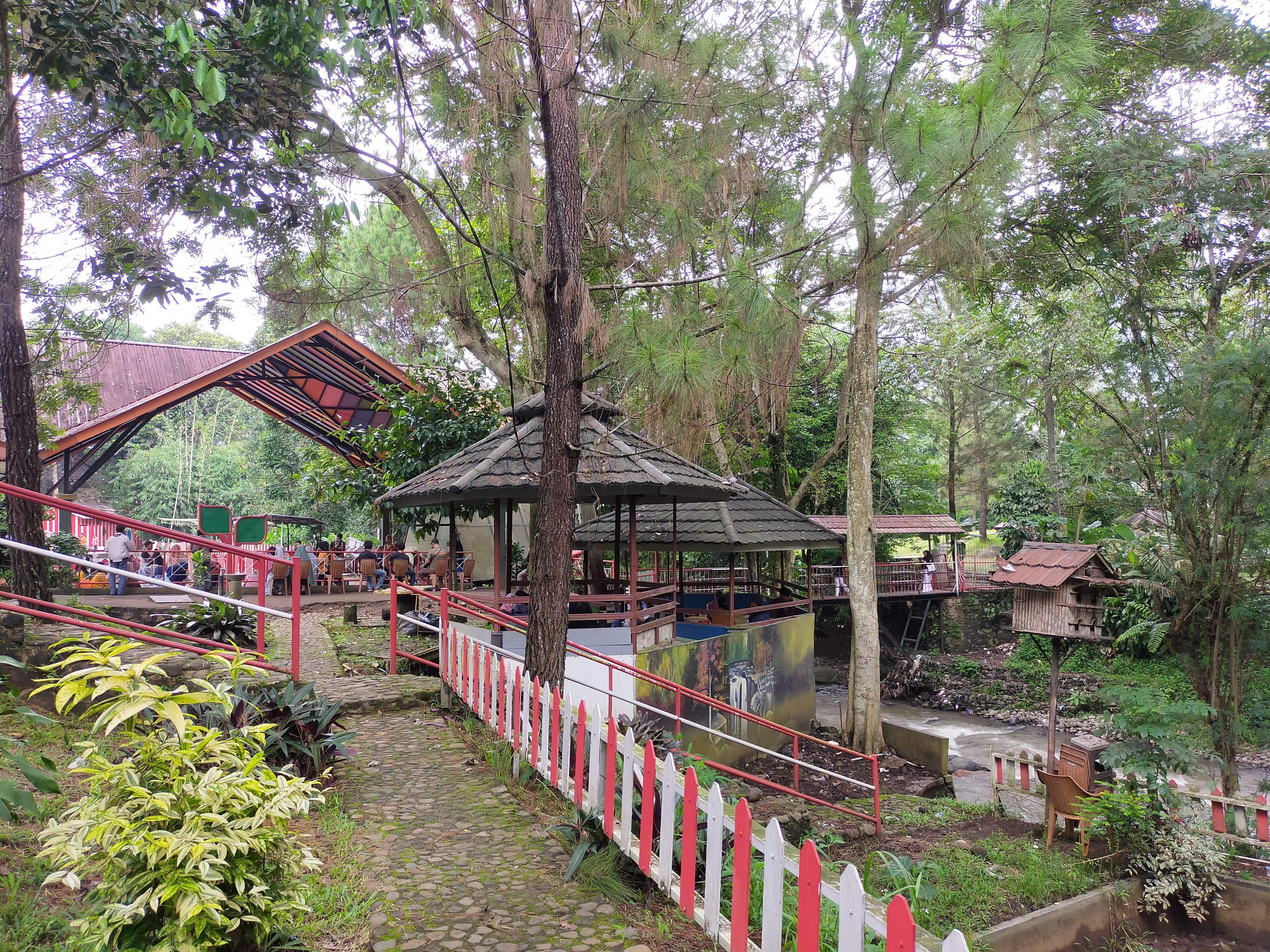 Suasana wisata alam Aku Cantik Villa di Kota Sukabumi menjelang bulan suci Ramadhan. Warga beramai-ramai menggelar tradisi Papajar di sana, Minggu 3 Maret 2024.