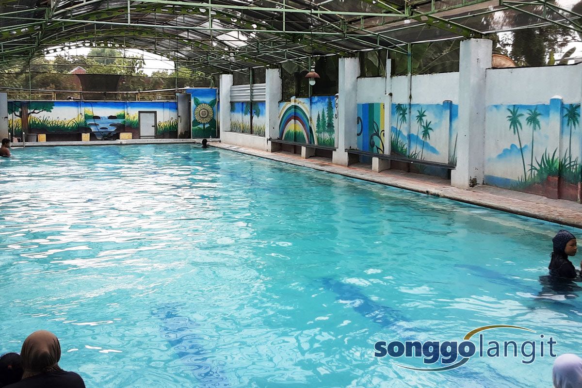 Kolam renang yang menawarkan wifi gratis, kolam anak dan dewasa, warung kecil, serta parkir gratis sering dijadikan tempat berlatih renang anak dan lansia.