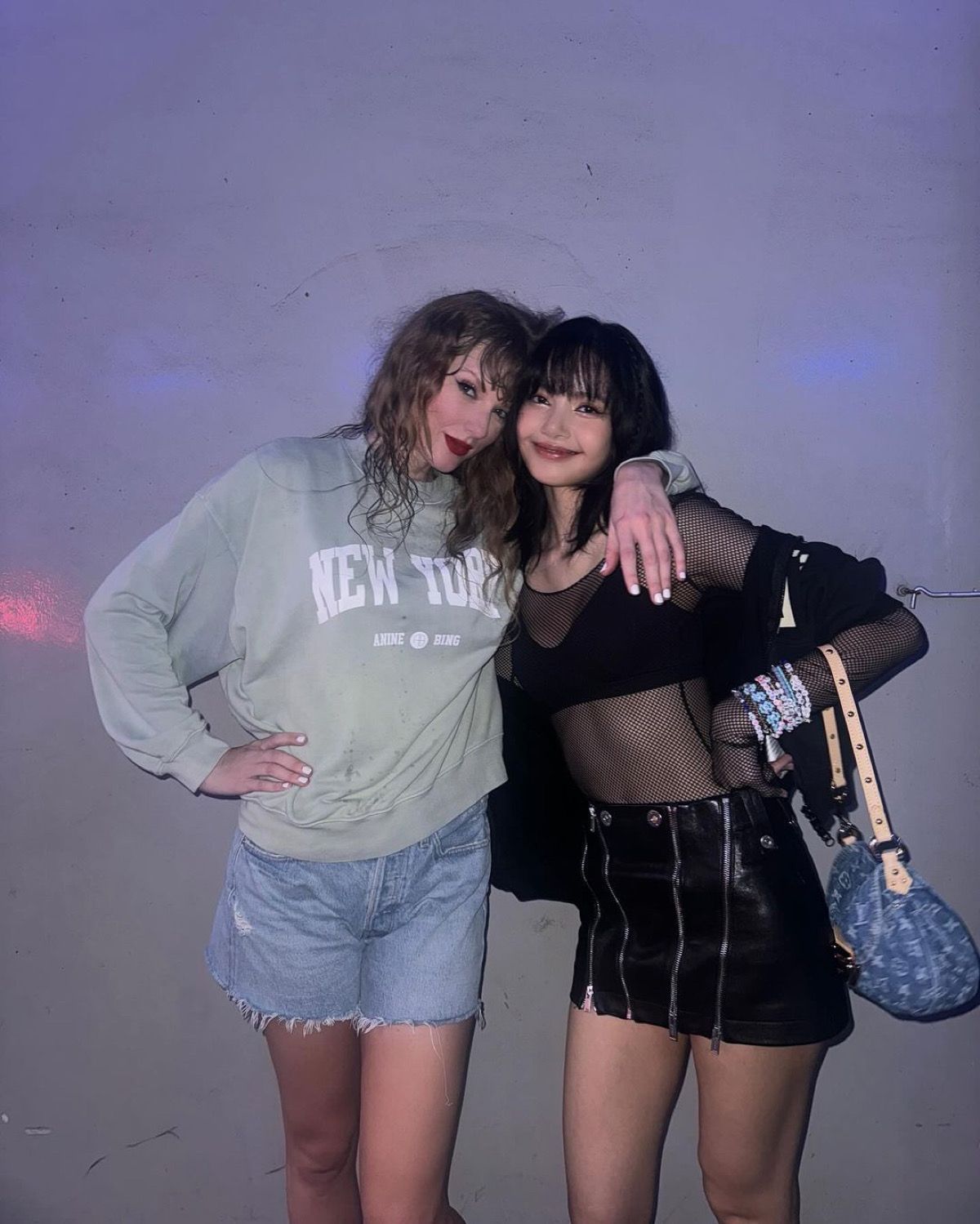 Lisa BLACPINK pamer foto bareng Taylor Swift di konser Eras Tour Singapura
