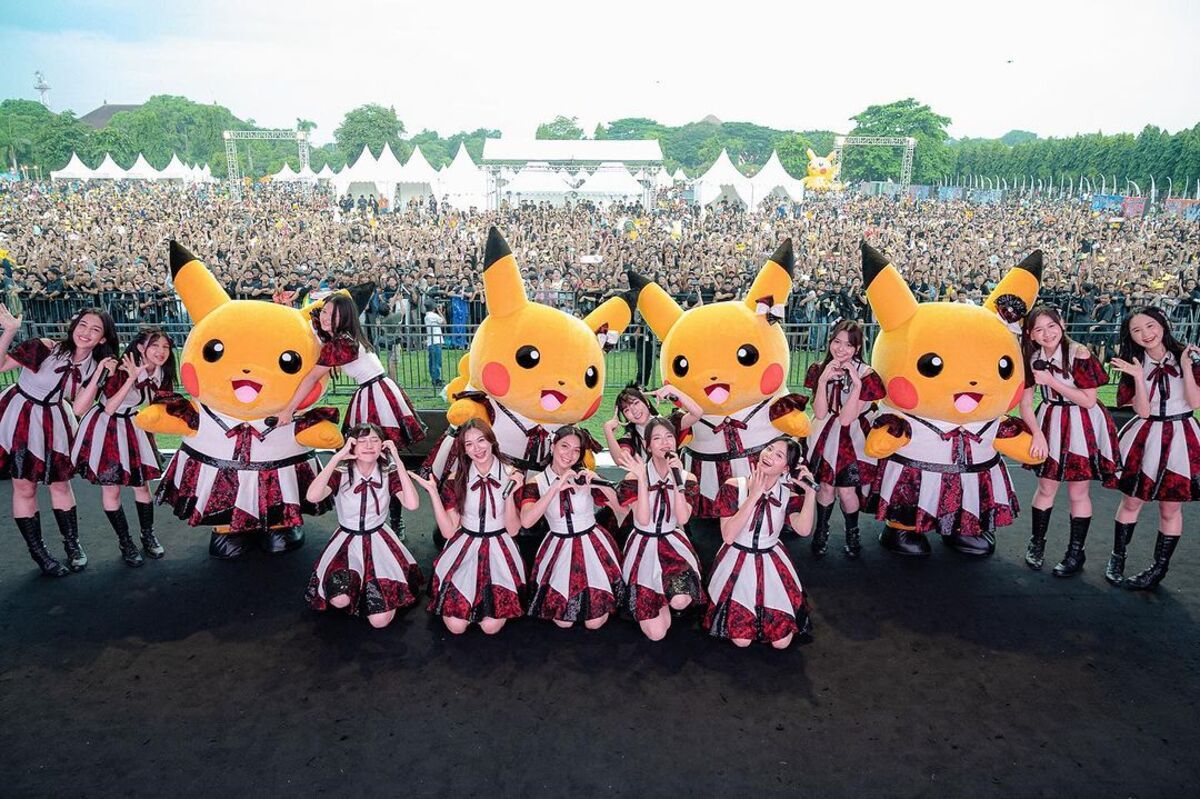 Aksi JKT 48 dan Pikachu di atas panggung.