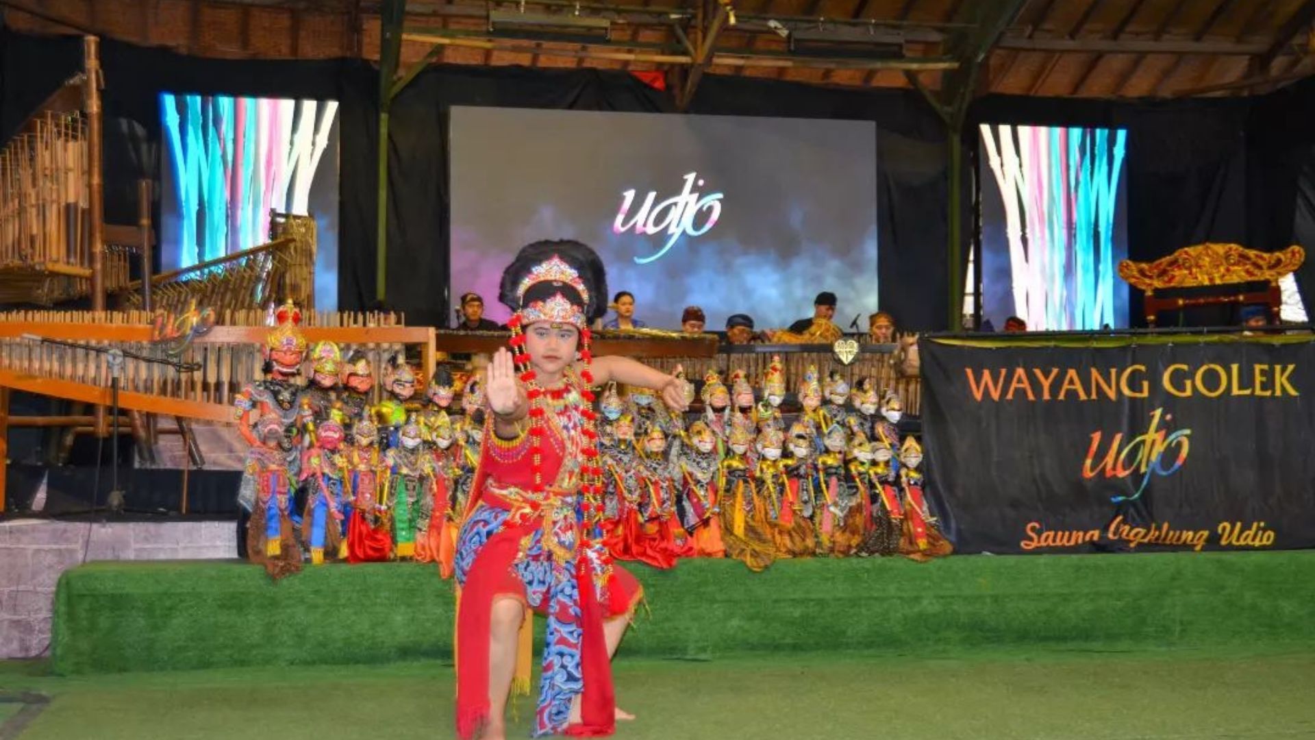 Destinasi wisata kesenian yang sedang menampilkan tarian Wayang Golek di Saung Angklung Udjo, Bandung. /instagram/@ichannazar10