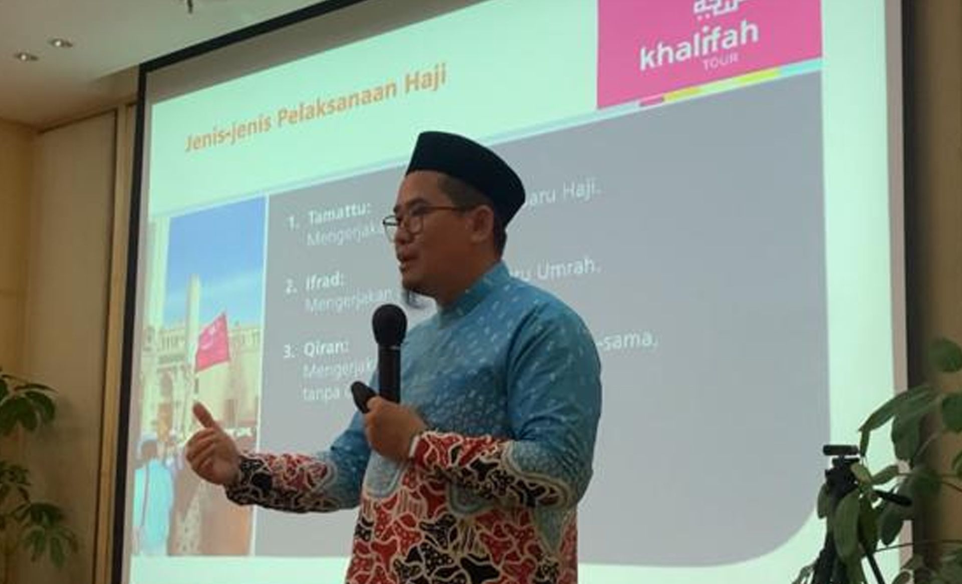 Ustadz H. Dedi Hariadi Hidayat, Lc. menyampaikan materi Fiqih Haji bagi calon jemaah haji dan umrah Khalifah Tour di Jakarta.