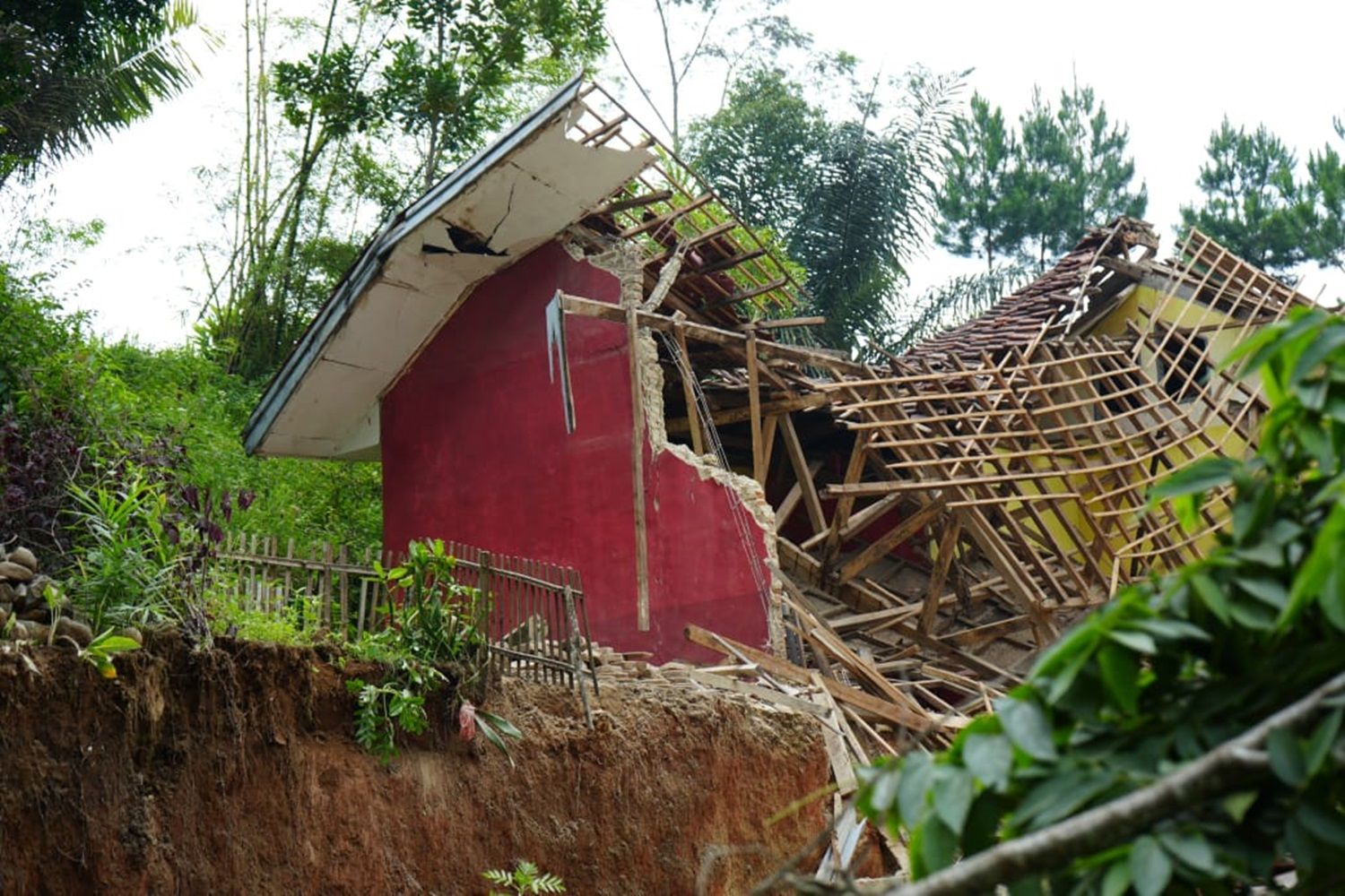 Sejumlah bangunan rusak parah akibat pergerakan tanah di Desa Cibedug, Kecamatan Rongga, Kabupaten Bandung Barat.