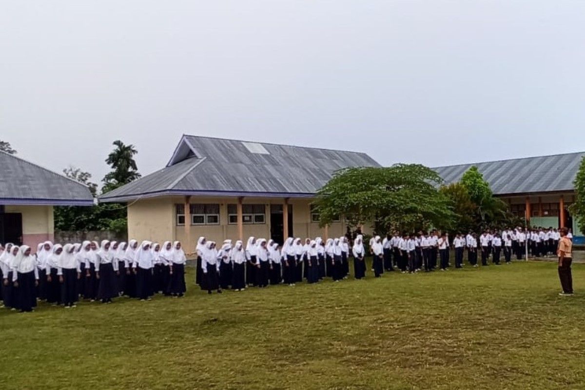 Siswa-siswi SM Negeri 7 Kota Tidore Kepulauan saat mengikuti upacara hari Senin.