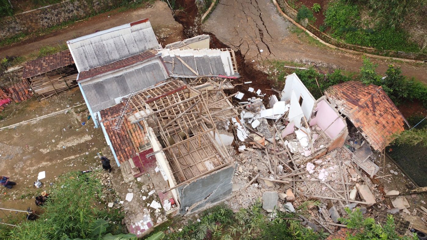 Dampak pergeseran tanah di Kampung Cigombong, Desa Cibedug, Kecamatan Rongga, Kabupaten Bandung Barat, Kamis 29 Februari 2024.