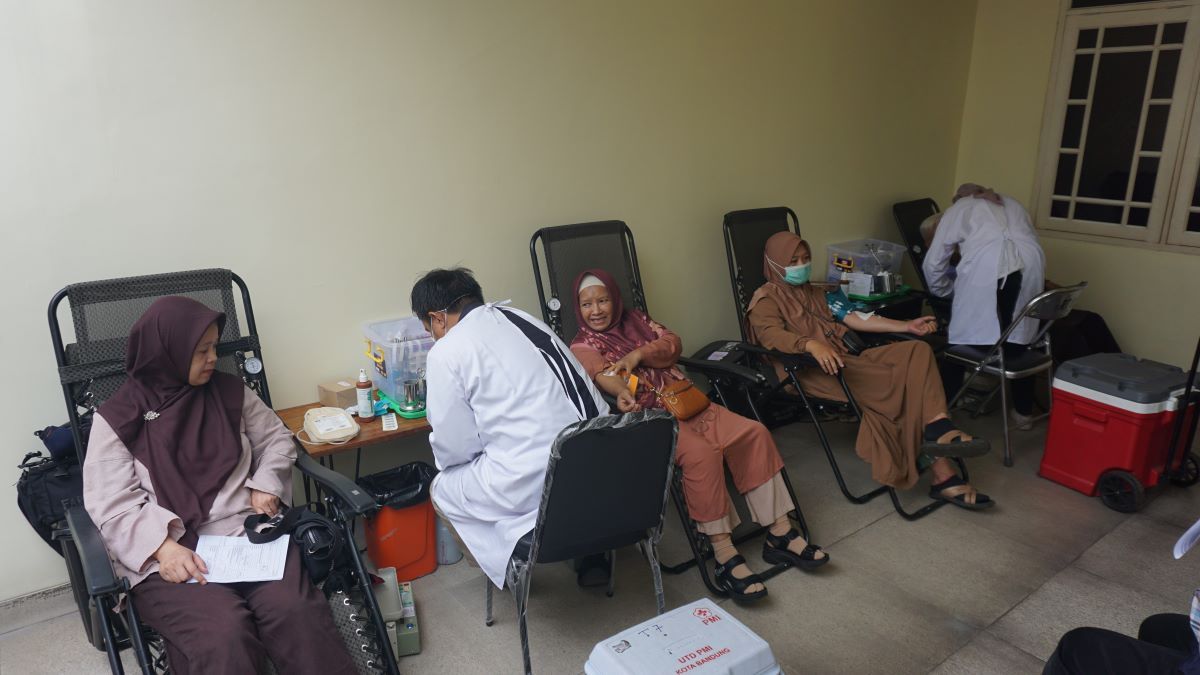 Para pendonor tengah mendonorkan darahnya dalam kegiatan donor darah yang digelar oleh Majelis Ta'lim An Nuur Komplek GBA 2 Ciganitri Bandung, Minggu 3 Maret 2024 