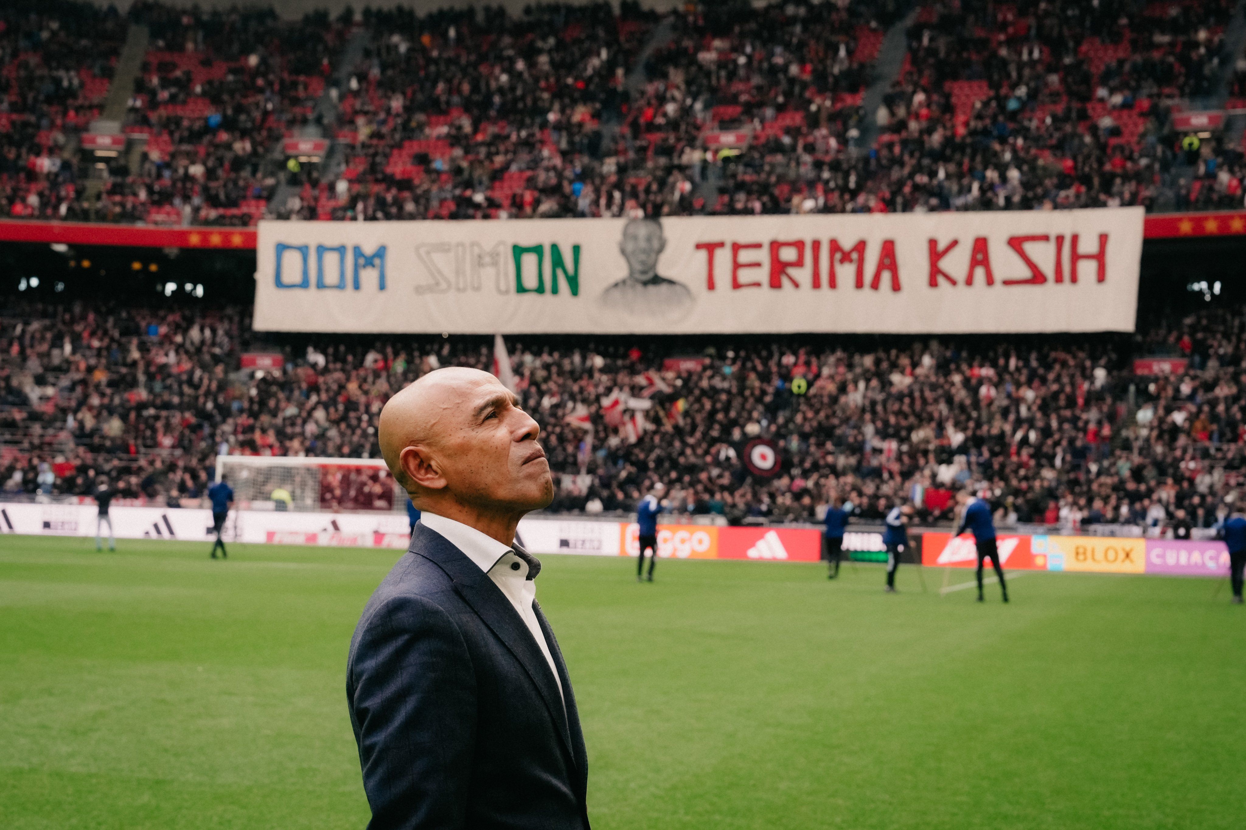 Simon Tahamata saat mendapat penghormatan dari fan Ajax Amsterdam. Penghormatan itu dilakukan saat Ajax Amsterdam melawan Utrecht di Johan Cruyff Arena, Amsterdam, Belanda, Ahad, 3 Maret 2024.