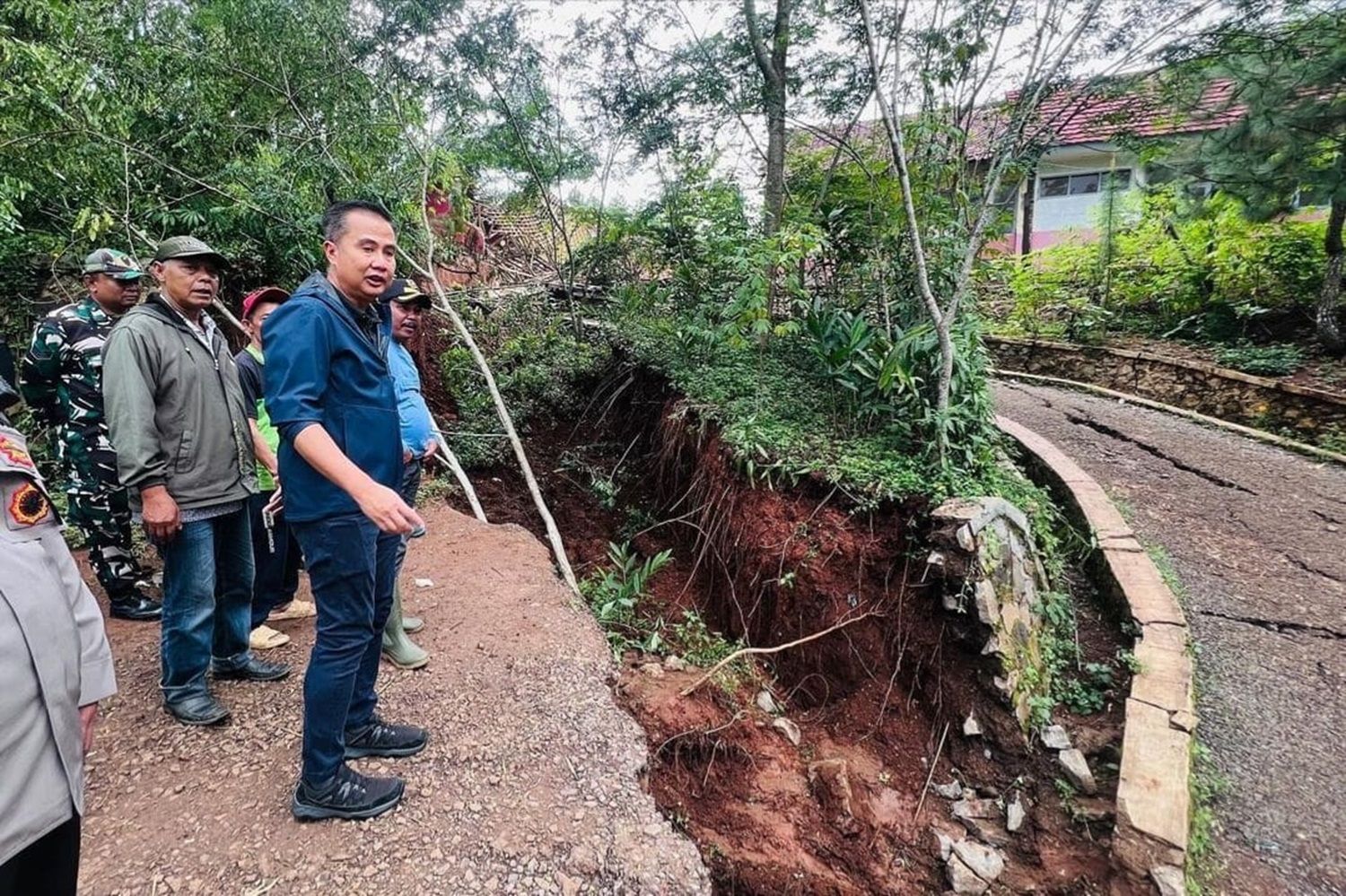 Pj Gubernur Jawa Barat Bey Machmudin sata meninjau lokasi pergerakan tanah di Desa Cibedug, Kecamatan Rongga, Kabupaten Bandung Barat.