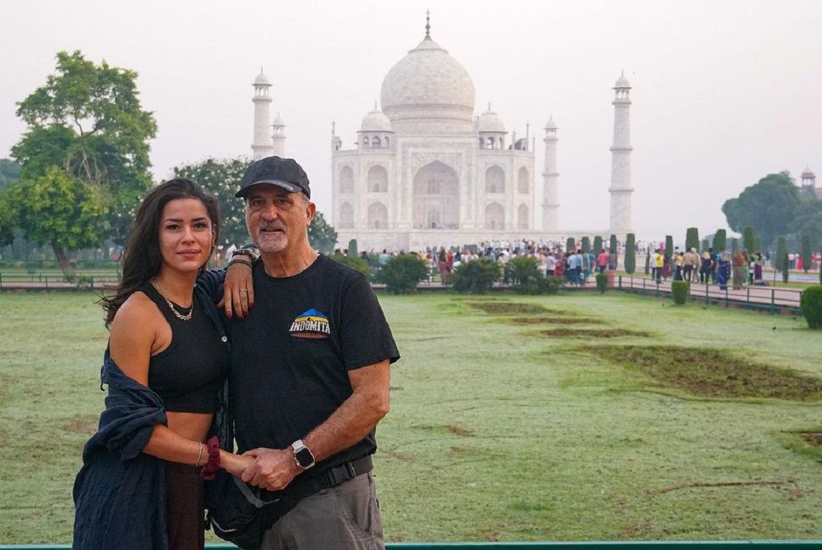 Vicente dan Fernanda, berfoto di depan Taj Mahal, India.*