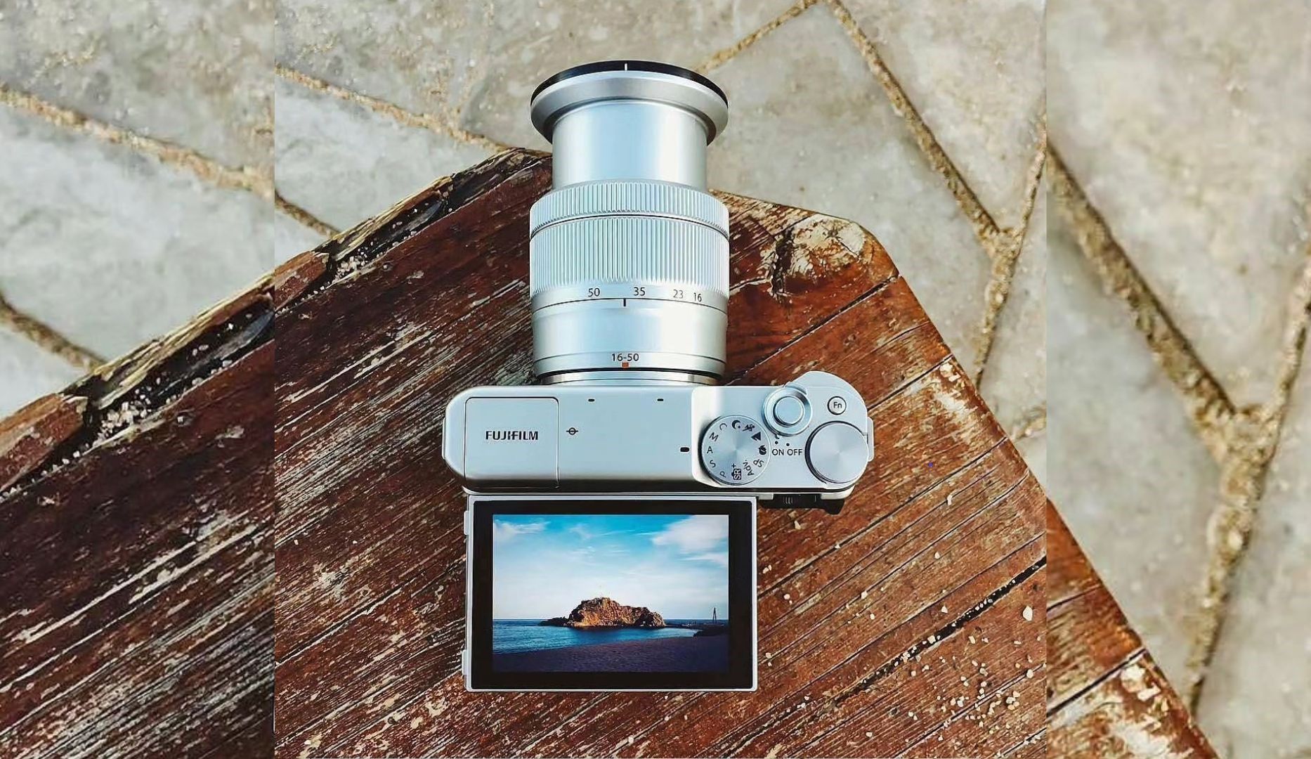 unit kamera mirrorless harga 3 jutaan dari Fujifilm dengan type X-A10 XC. / instagram/ @longnito_camera