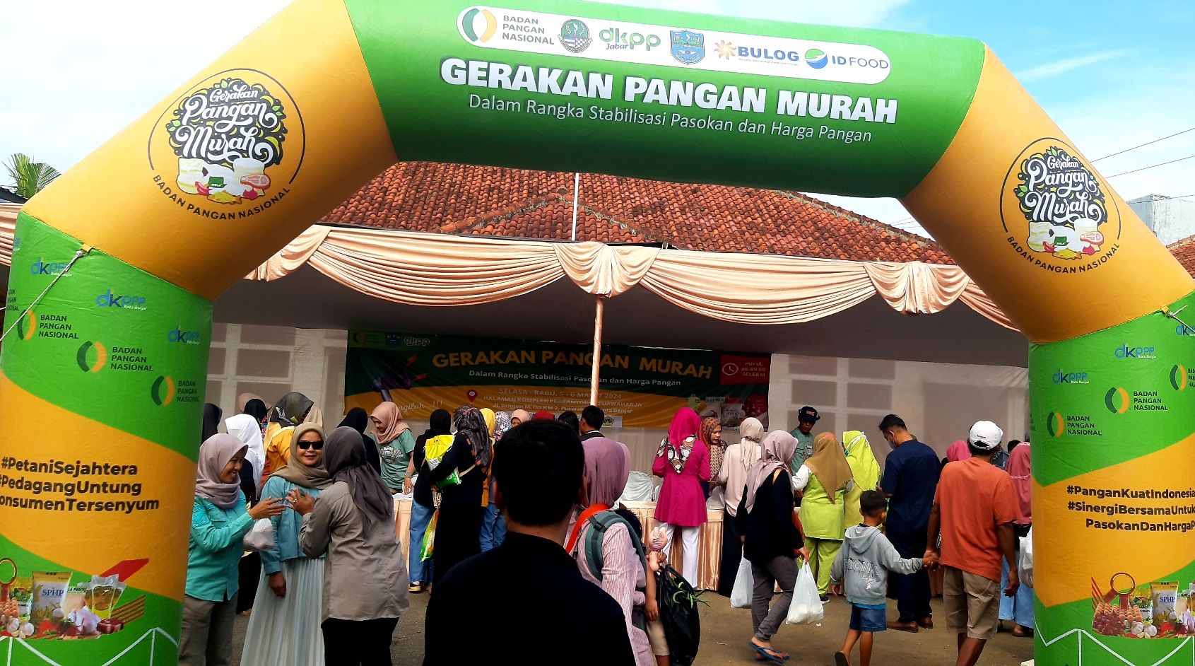Antrian pembeli beras murah di kawasan program Sapahati dan GPM di area parkir perkantoran Purwaharja Kota Banjar, Selasa (5/3/2024).