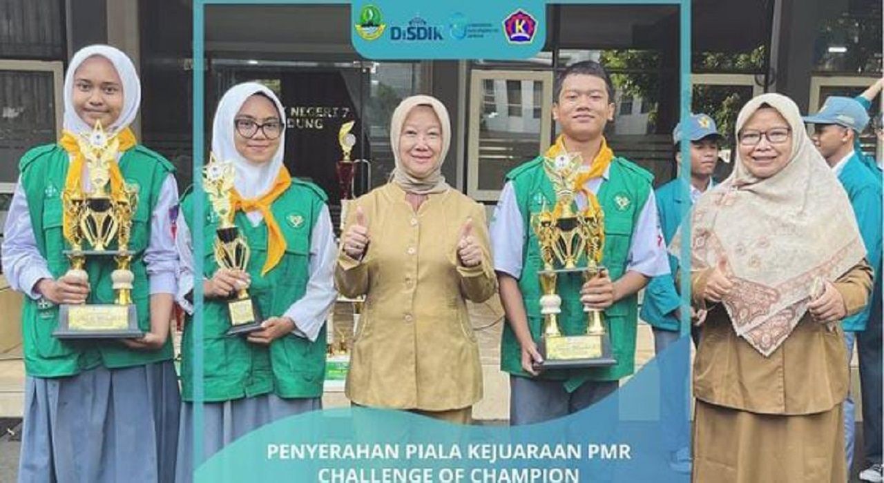 Kepala SMKN 7 Bandung bersama PMR SMKN 7 Bandung dengan sederetan prestasi dalam ajang Challenge of Champion Tingkat Jawa Barat