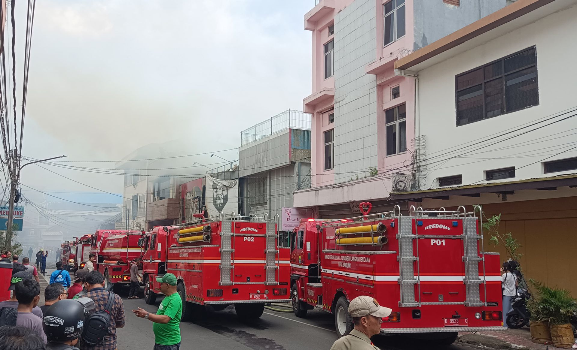 Beberapa unit damkar di lokasi kebakaran kedai mie di Jalan Cibadak kota Bandung.