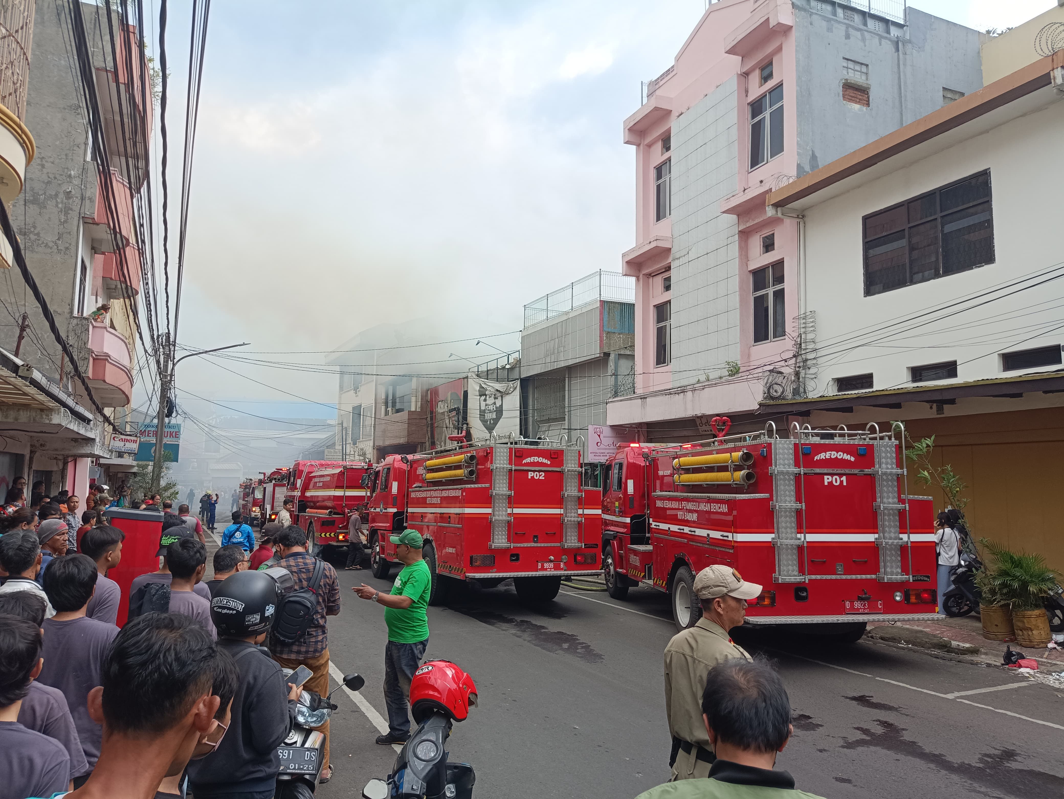 Petugas Diskar PB Kota Bandung tengah memadamkan api kebakaran kedai Bakmie Karet di Jalan Cibadak Bandung, Selasa 5 Maret 2024.