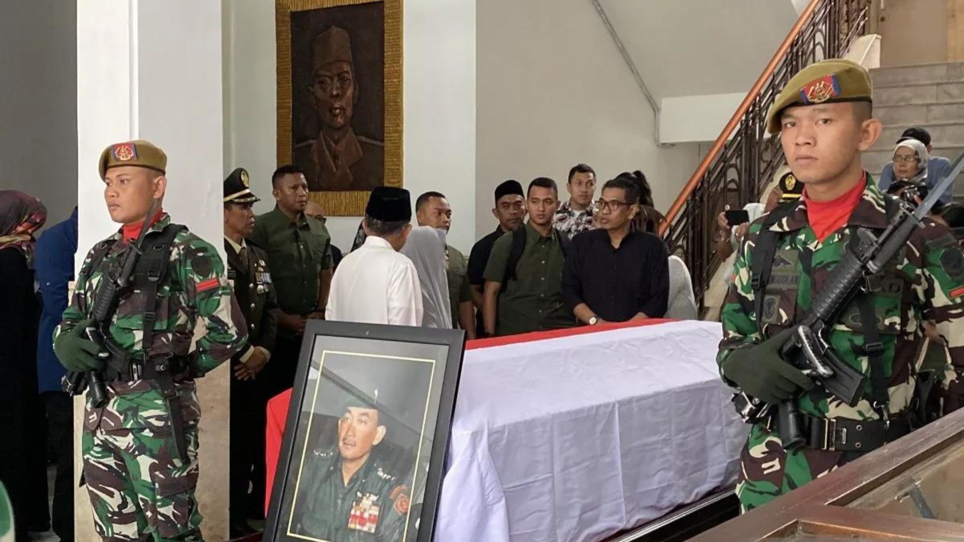 Jenazah Letnan Jenderal TNI (Purn) Solihin GP sempat disemayamkan di Mako II Kodam III Siliwangi, Kota Bandung, Jawa Barat sebelum dimakamkan di Taman Makam Pahlawan (TMP) Cikutra, Selasa 5 Maret 2024./ Antara/ Rubby Jovan