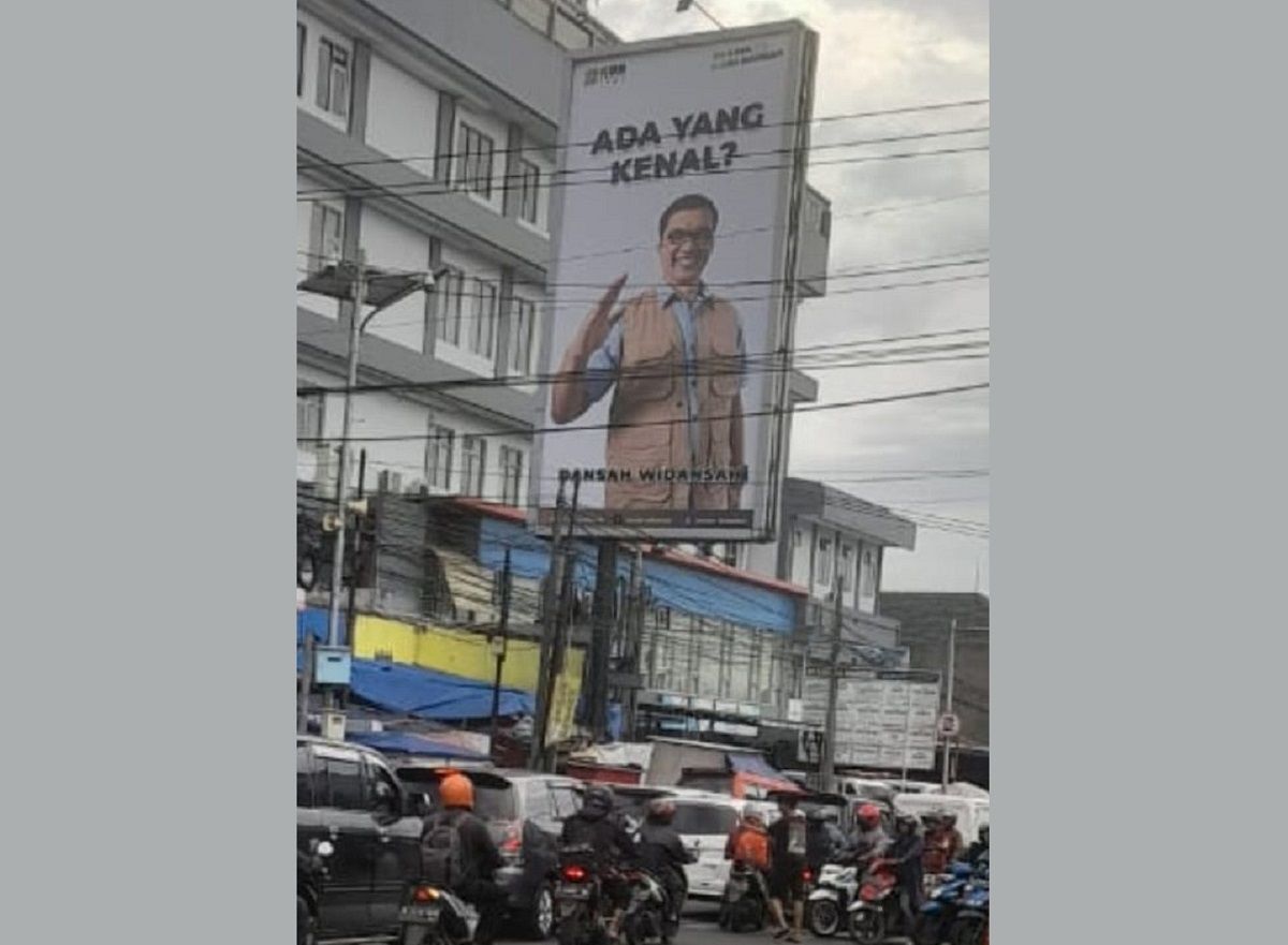 Reklame berjenis billboard dengan gambar Dansah Widansah berdiri di wilayah Cimareme KBB./IST