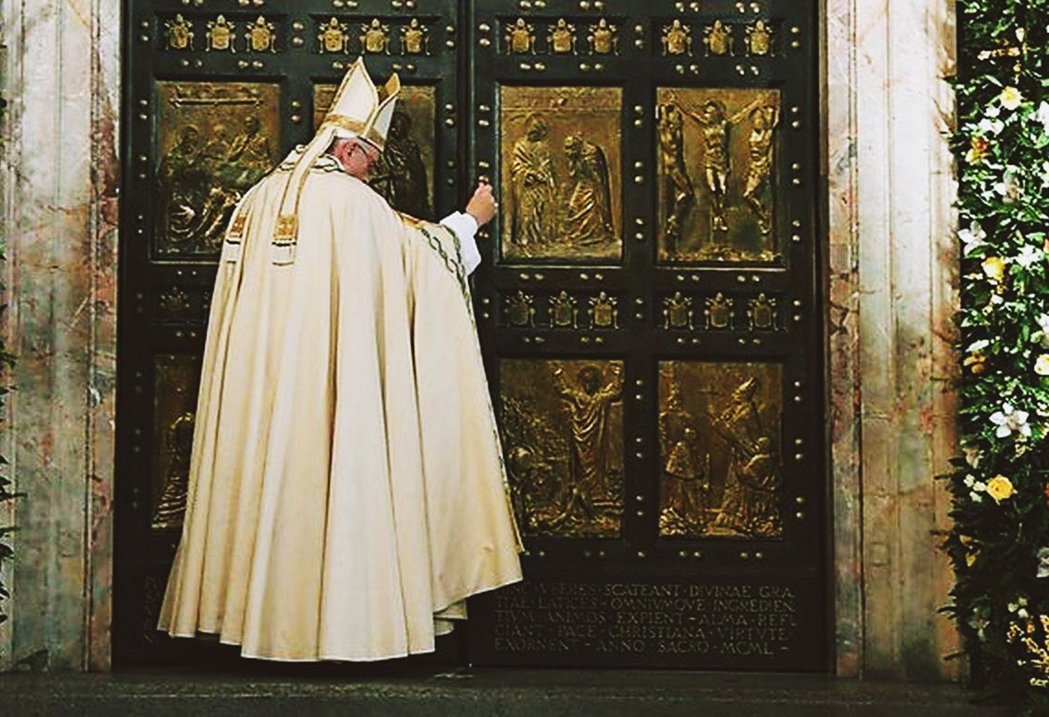 Paus Fransiskus di depan Holy Door di Vatikan. Sumber: dok. Padre Marco