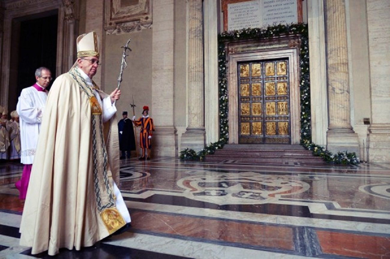 Paus Fransiskus menuju Holy Door di Vatikan. Sumber: dok. Padre Marco