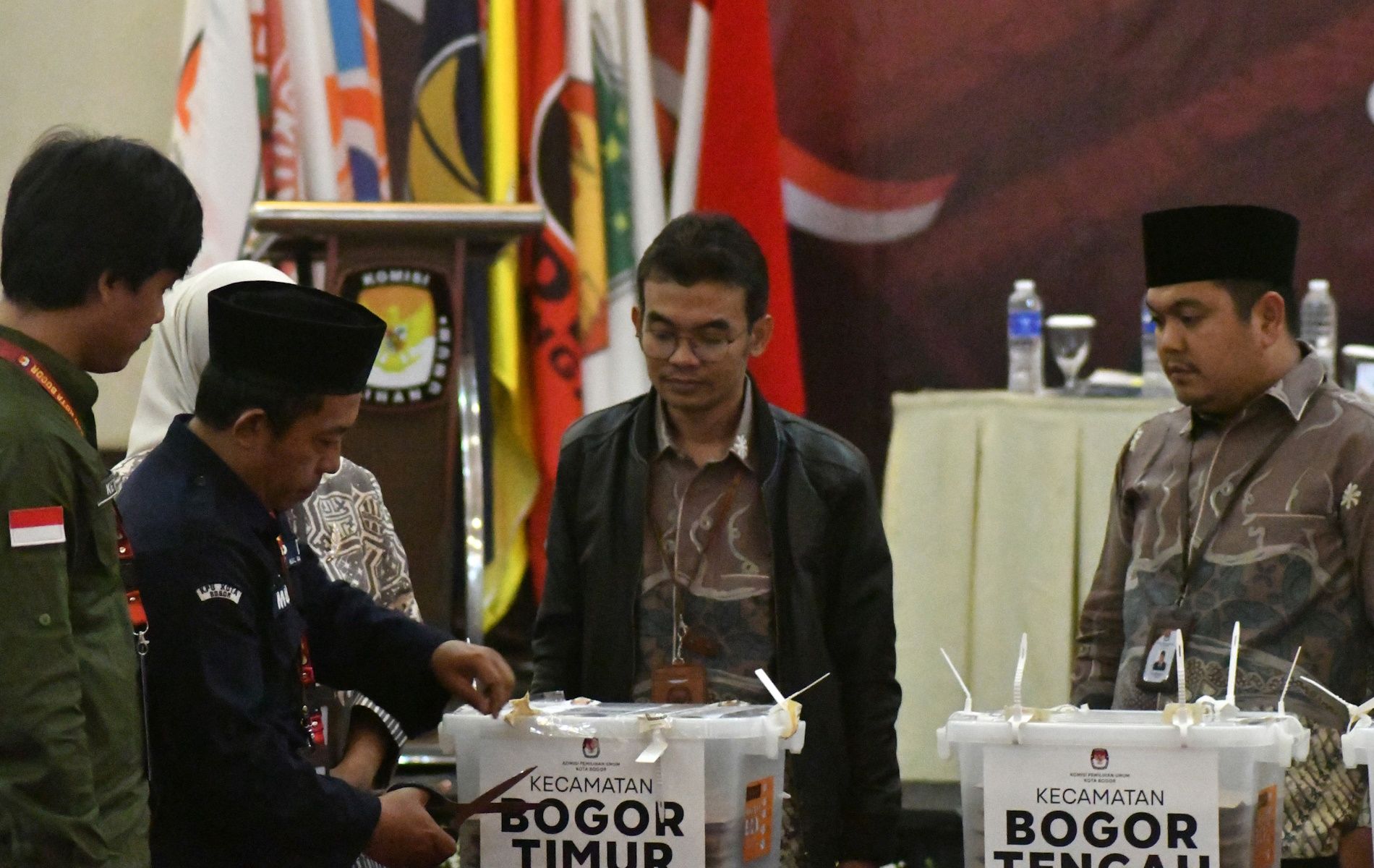 Petugas KPU Kota Bogor membuka segel kotak saat rapat pleno terbuka rekapitulasi dan penetapan hasil penghitungan perolehan suara Pemilu 2024 tingkat Kota Bogor di Hotel Padjadjaran Suite, Bogor Nirwana Residence, Kota Bogor, Jawa Barat, Minggu (3/3/2024).