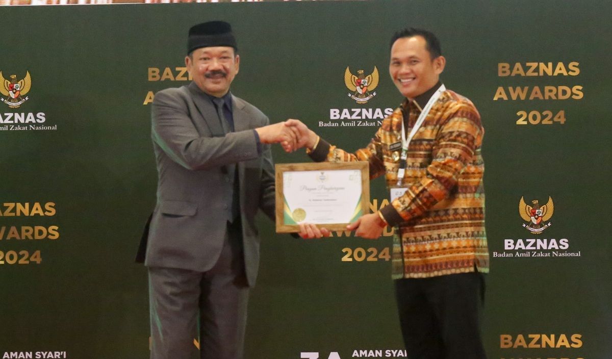 Pj Wali Kota Tasikmalaya, Cheka Virgowansya menerima Penghargaan sebagai Kepala Daerah Pendukung Pengelolaan Zakat Terbaik dalam acara “BAZNAS Awards 2024”
