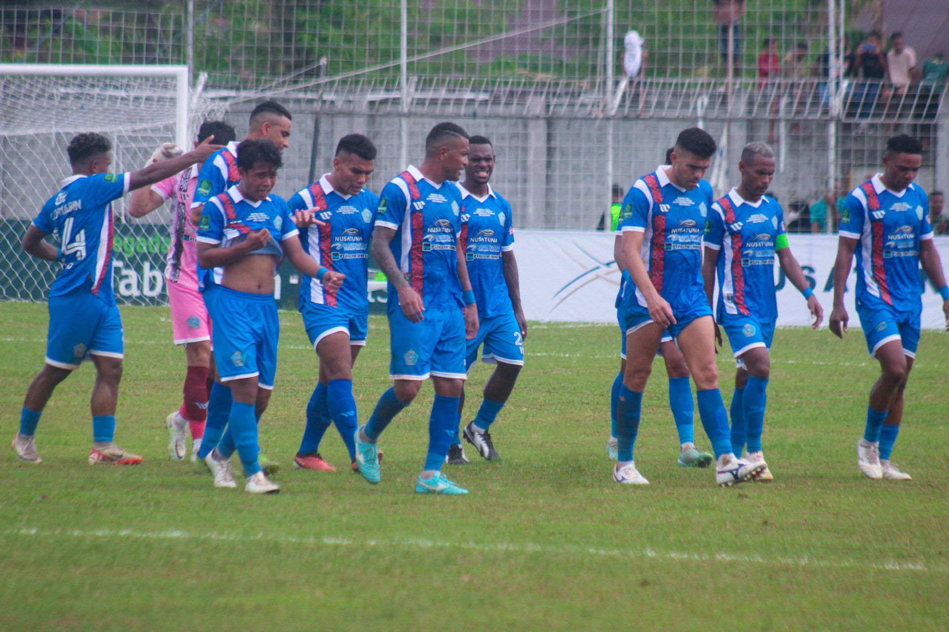 Skuad PSBS Biak ketika berlaga di semifinal leg ke-1 di Stadion Cenderawasih dengan kalahkan Persiraja 4-0 tanpa balas (Portal Papua) Silas Ramandey
