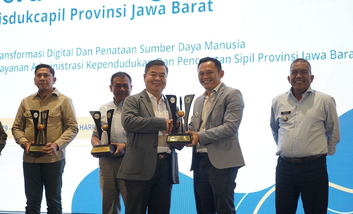 Pj Walki Kota Tasikmalaya, Cheka Virgowansyah menerima penghargaan Terbaik I Perekaman KTP Elektronik Data Penduduk Potensial Pemilih Pemilu (DP4) Award untuk Kategori Kota, Tingkat Provinsi Jawa Bart 2024.