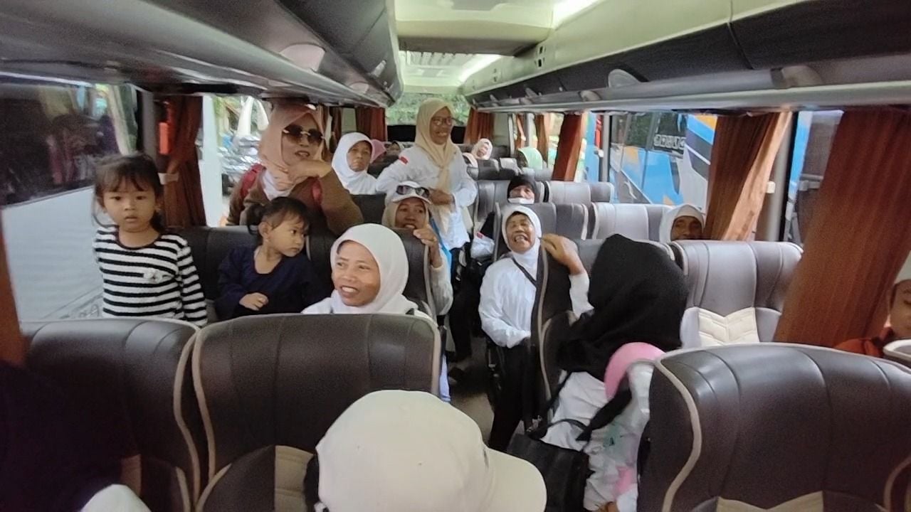 Pasukan Ngarambet atau buruh tani di Subang tampak ceria saat diajak healing ke Taman Safari oleh anggota DPR RI dari Jabar, Kang Dedi Mulyadi