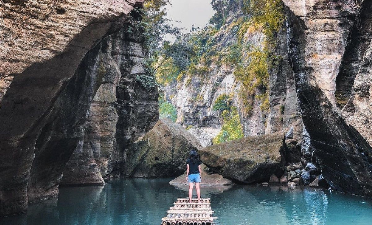 Sungai Cikahuripan, menawarkan keindahan alam dengan air yang jernih serta tebing-tebing menjulang tinggi/Instagram/@caritanara