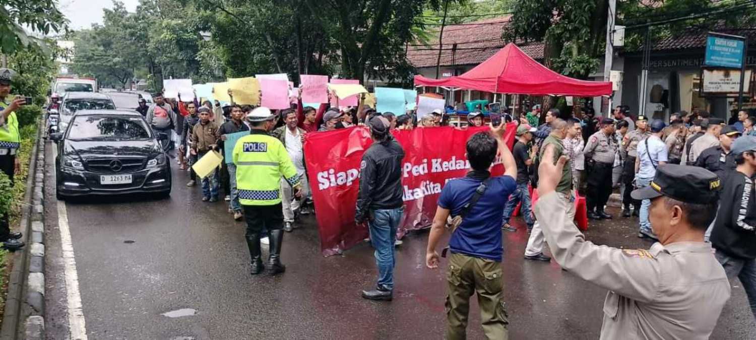 Massa Aksi damai di depan kantor KPU Jawa Barat