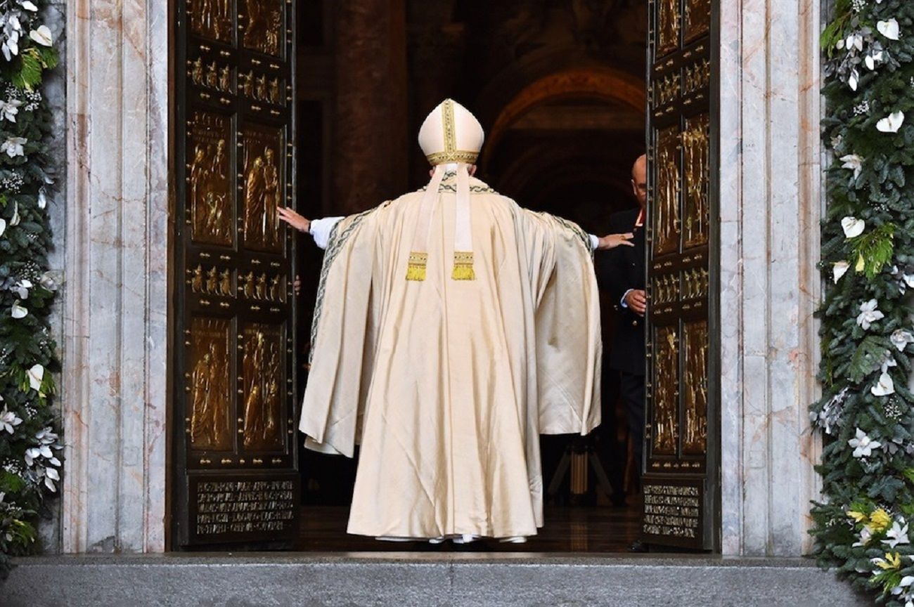 Paus Fransiskus membuka Holy Door di Vatikan. Sumber: dok. Padre Marco