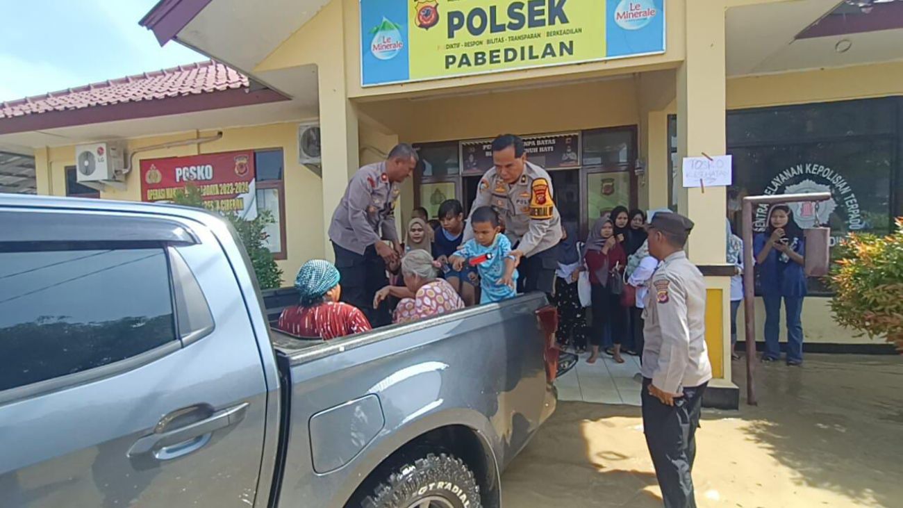 Petugas Polresta Cirebon membantu mengevakuasi warga terdampak banjir di Kabupaten Cirebon timur