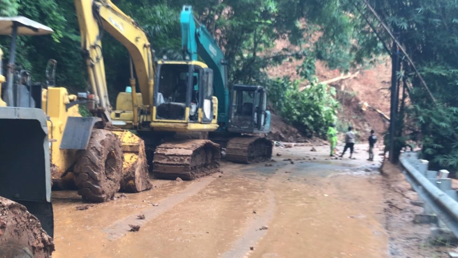 Jalan Majalengka-Kuningan Masih Lumpuh Akibat Longsor, Evakuasi ...