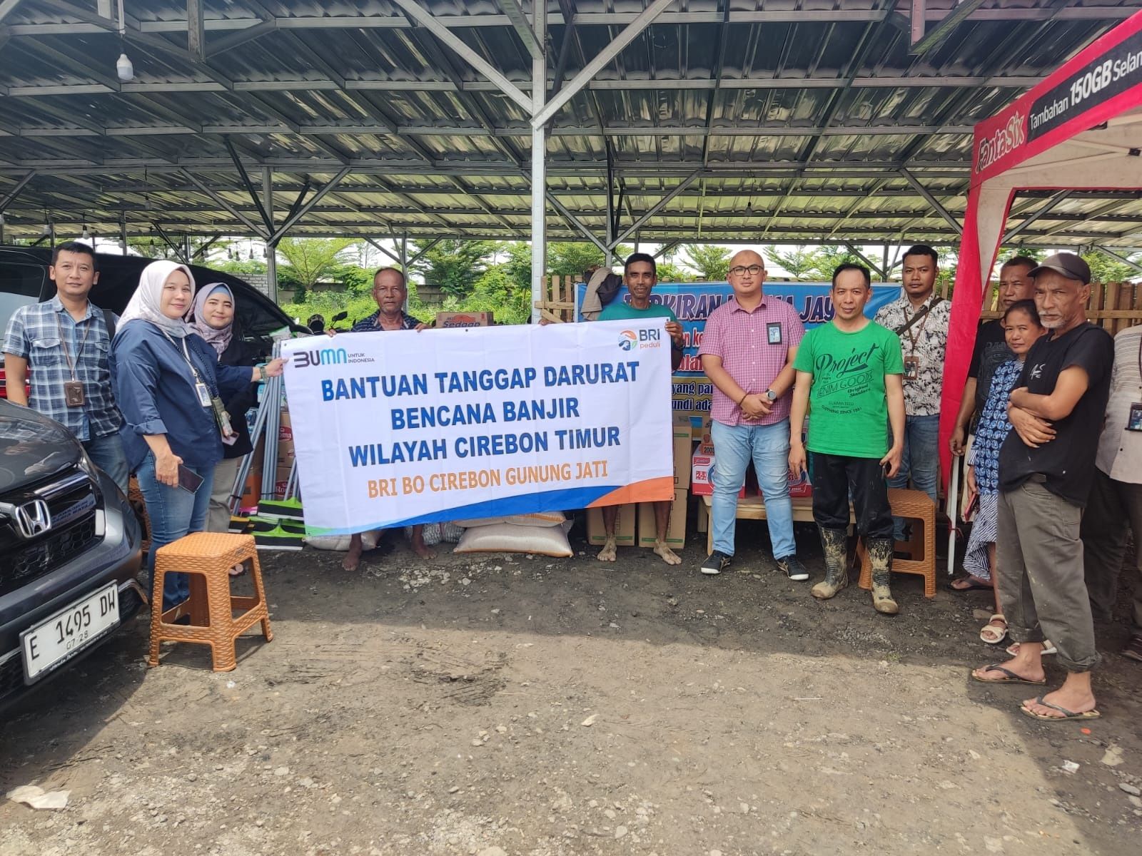Kepala Cabang BRI Branch Office Cirebon Gunung Jati, Hoki Agusta Rino Atmaja (kemeja merah muda) foto bersama usai menyerahkan bantuan ke korban banjir Cirebon Timur, Kamis, 7 Maret 2024.*