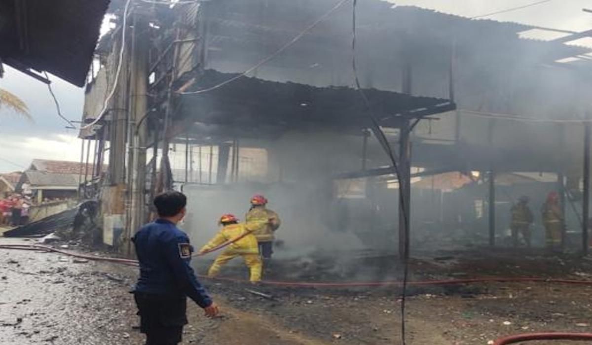 Sebuah insiden kebakaran terjadi di kawasan Kemang, Bogor pada Kamis sore 7 Maret 2024. Api dengan cepat melahap bangunan semi permanen.