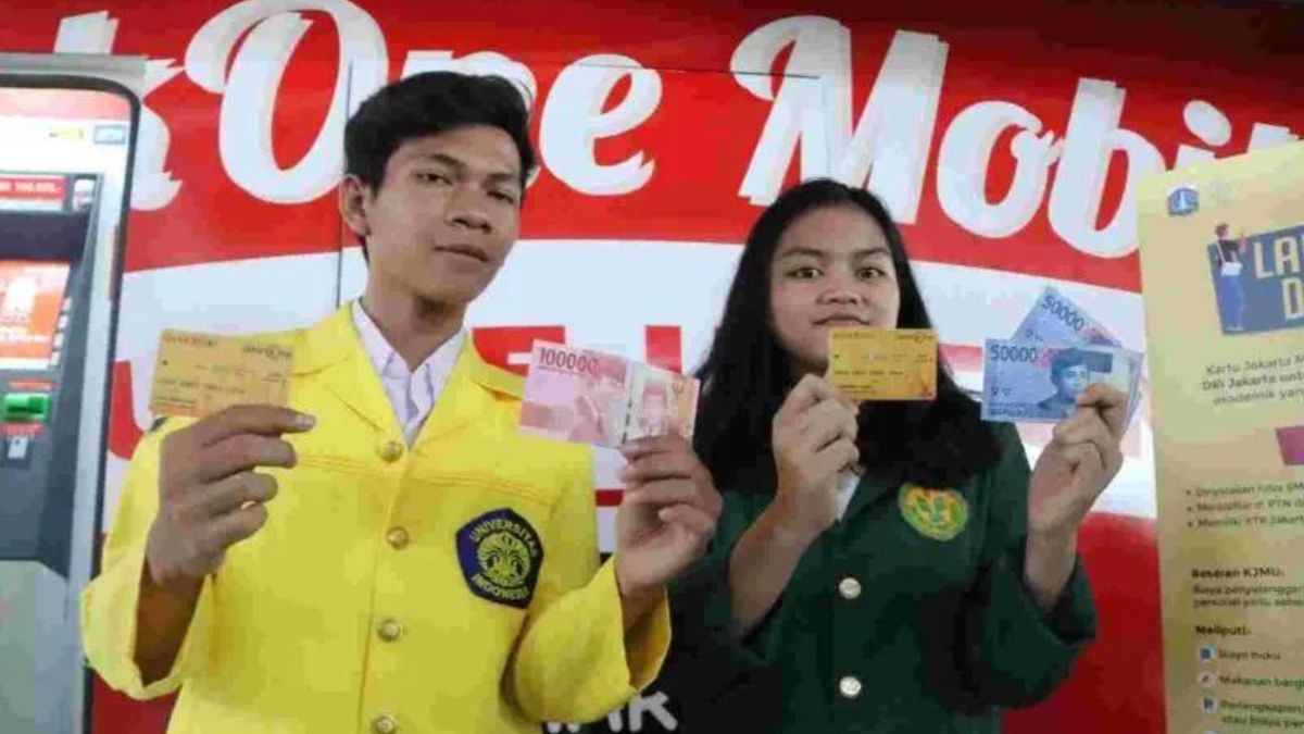 Sejumlah siswa memperlihatkan Kartu Jakarta Mahasiswa Unggul (KJMU), yang baru diterimanya di Jakarta, Rabu (6/3/2024).
