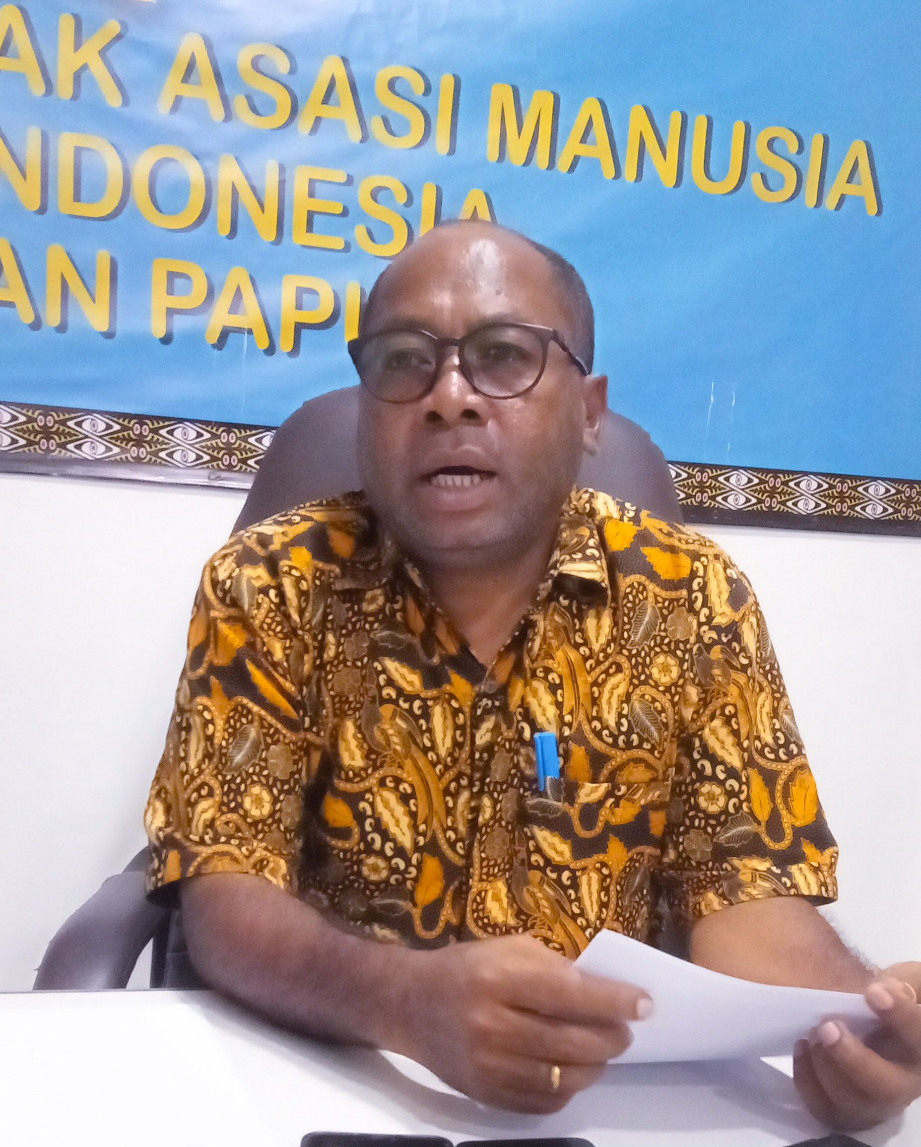 Frits Ramandey, Kepala Kantor Komnas HAM RI perwakilan Papua ketika ditemui di Kantornya, Kamis 07 Maret 2024