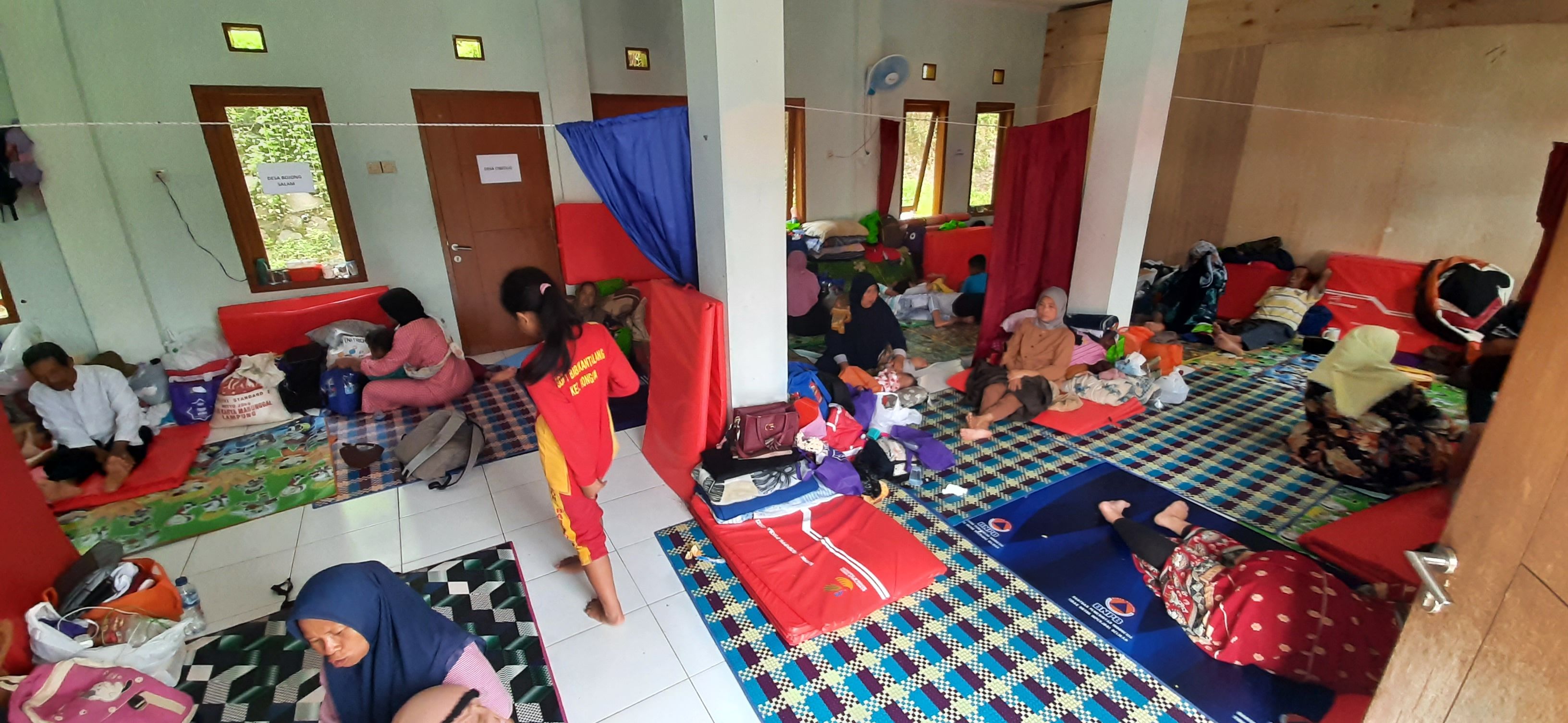 Warga terdampak pergerakan tanah di Cigombong beraktivitas di tempat pengungsian, Gedung Islamic Center, Rongga, Kabupaten Bandung Barat, Selasa, 5 Maret 2024.