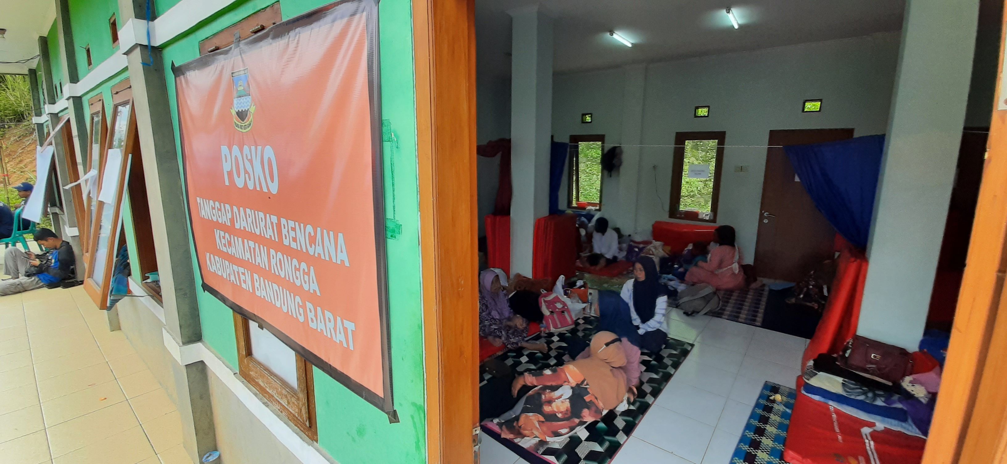 Warga terdampak pergerakan tanah di Cigombong beraktivitas di tempat pengungsian, Gedung Islamic Center, Rongga, Kabupaten Bandung Barat, Selasa, 5 Maret 2024. 